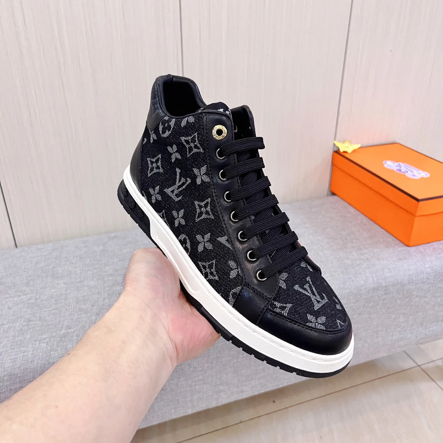 🚘🚘Factory batch 440💰👍[LV]🔥🔝Louis Vuitton, high-end men's shoe brand, official website 1:1 latest masterpiece: the upper is made of Italian official website original special technical cloth fabric 🔥Original comfortable and breathable lining ➕Original designated non-slip outsole 🔥Make walking more convenient and comfortable! An exclusive new model, a stunning work, a beautiful 1:1 replica [color] compared to the official quality! Create a fashionable personality to set off your uniqueness! A must-have for trendy men! 🔥, sizes: 38-44. color:.    2⃣️colors available🔥